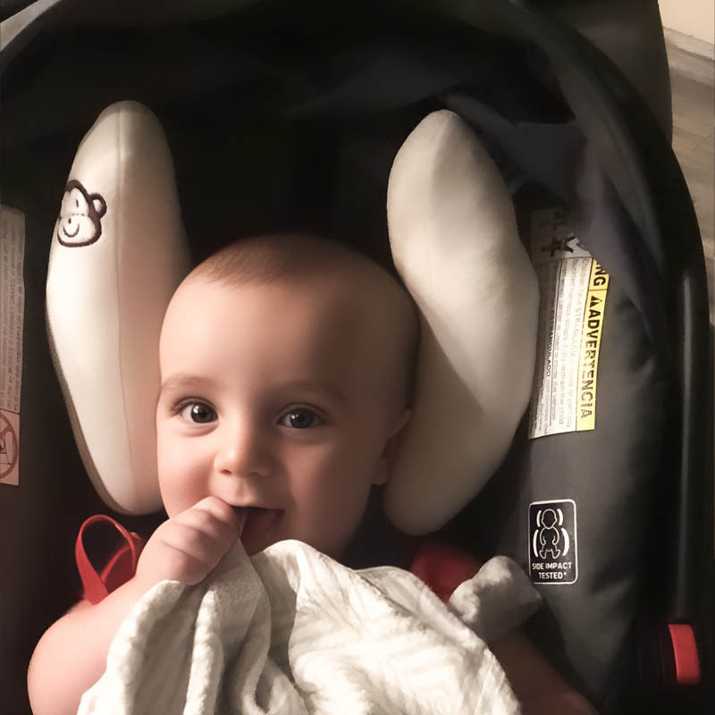 Baby using neck pillow